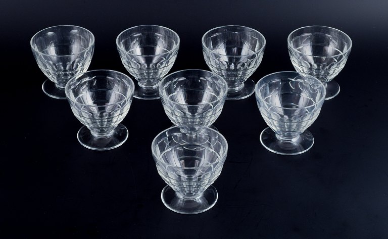 Baccarat, France, a set of eight "Charmes" Art Deco red wine glasses in clear 
crystal glass. Faceted cut.
