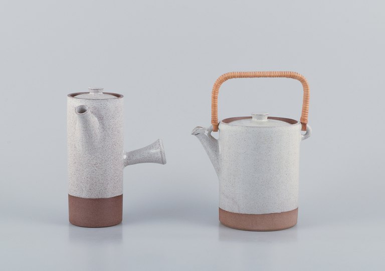 Aage Rasmus Selsbo (1926-1996), dansk keramiker, tekande og kaffekande i unika stentøj. Stilrent skandinavisk design.
