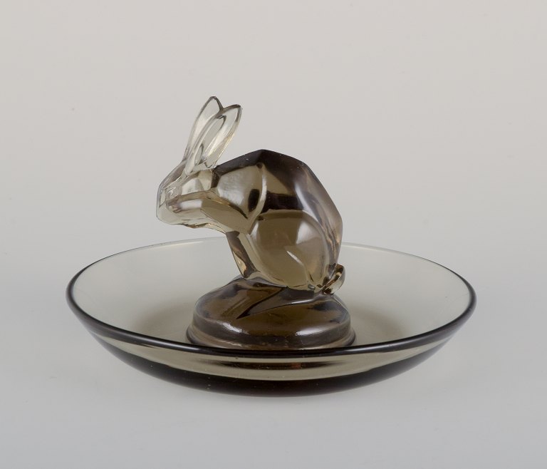 René Lalique, Frankrig. Tidlig Art Deco askebæger med hare i røgfarvet kunstglas.