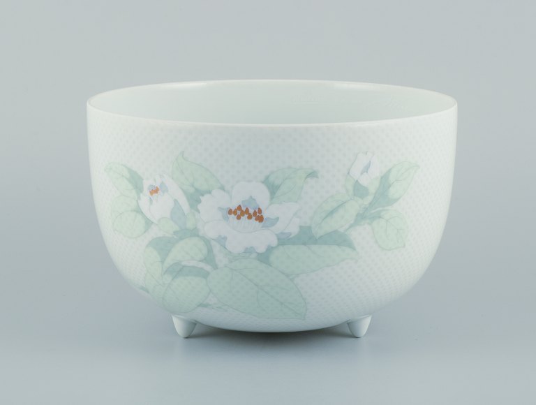 Tapio Wirkkala for Rosenthal Studio-linie, "Century Blütentraum". Porcelænsskål på tre fødder dekoreret med blomstermotiv.