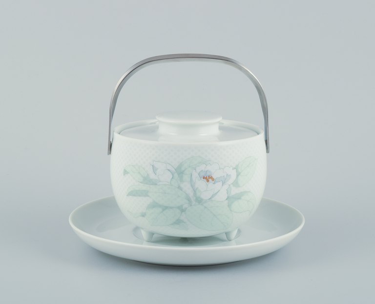 Tapio Wirkkala for Rosenthal Studio-linie, "Century Blütentraum". Sauce boat on three feet with a matching underplate decorated with a flower motif.