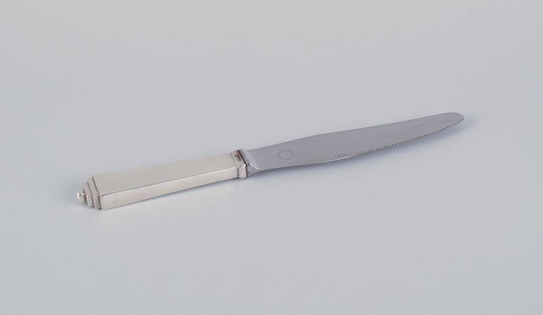 Georg Jensen Pyramide. Art Deco lunch knife with a short handle, stainless steel 
blade, and serrated edge.
