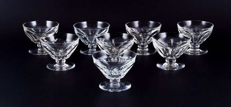 Baccarat, France. A set of eight Art Deco champagne coupes in faceted crystal glass.
