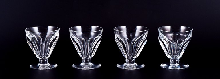 Baccarat, Frankrig. Et sæt på fire Art Deco hvidvinsglas i facetslebet krystalglas.