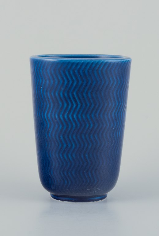 Nils Thorsson for Aluminia. ”Marselis” fajancevase i dybblå glasur med 
stiliseret mønster.