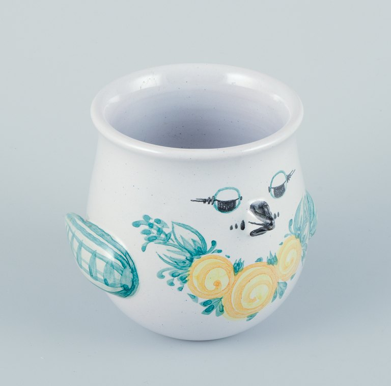 Bjørn Wiinblad (1918-2006) for Det Blå Hus, Danmark. Unika vase udformet som en fugl. Glasur i grønne og gule toner.