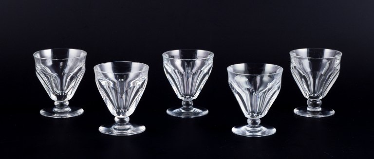 Baccarat, France. A set of five Art Deco sherry glasses in faceted cut crystal glass.