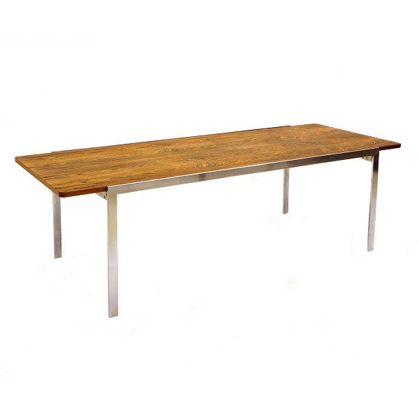 Arne Jacobsen Sofatisch AJ 3501, Chrom und Palisander. Guter Zustand. Leicht patiniert. H: 48cm. Platte: 150x60cm