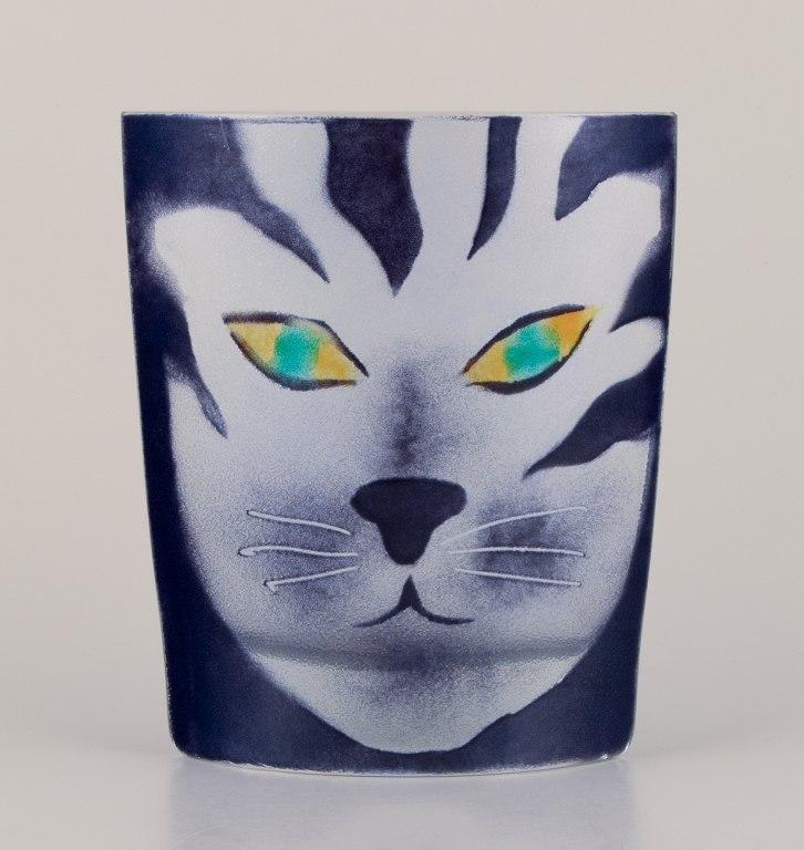 Britten Pååg (b. 1943), Swedish glass artist, for Steninge Slott. Large art glass vase with cat motif.