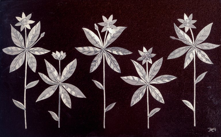 Heinz Erret (1920-2003) for Gustavsberg. "Skogsstjärna" vægplakette i glaseret keramik med sølvindlæg i form af blomster.