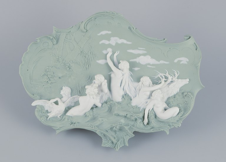 Volkstedt, Tyskland.Stort vægrelief i biscuit. Art Nouveau.Motiv af nøgne kvinder i landskab.