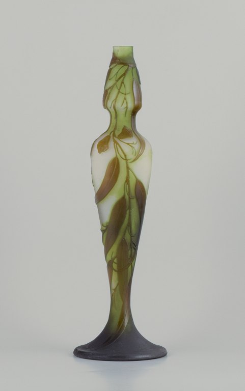 Émile Gallé (1846-1904), Frankrig. Colossal art glass vase with floral motifs in shades of green. Pâte de verre technique. A rare model.