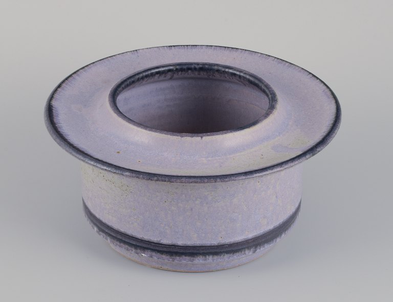 Carl Cunningham-Cole (1942-2015), British ceramicist, own workshop.Large unique ceramic bowl. Light violet and sand-colored glaze.