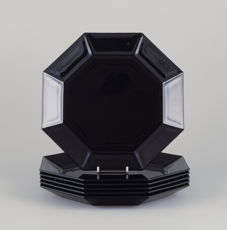 Arcoroc, Frankrig. 
Et sæt på seks ottekantede middagstallerkner i sort glas.