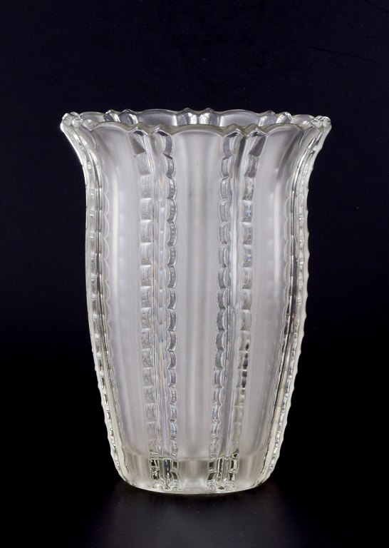 René Lalique (1860-1945), Frankrig. Stor Art Deco kunstglasvase i matteret og klart glas. Tidlig model.
