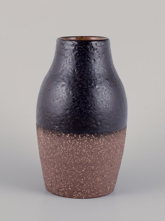 Mari Simmulson for Upsala Ekeby, Sweden. Onyx ceramic vase with glaze in black hues. The lower half is unglazed.