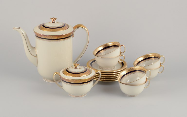 Hutschenreuther, Germany. Complete six-person coffee service, consisting of six large coffee cups with saucers, a sugar bowl, and a coffee pot. From the "Margarete" series.