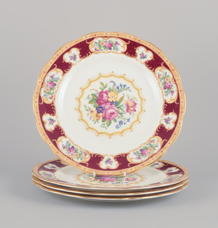 Royal Albert, England. Et sæt fire ”Lady Hamilton” middagstallerkner med polykrome blomstermotiver. Gulddekoration.