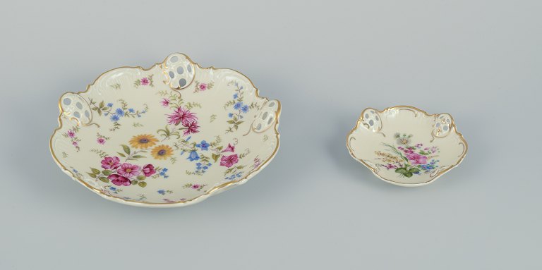 Rosenthal, Tyskland. To ”Moliere” porcelænsskåle med gennembrudt kant. Dekoreret med polykrome blomster på cremefarvet bund.
