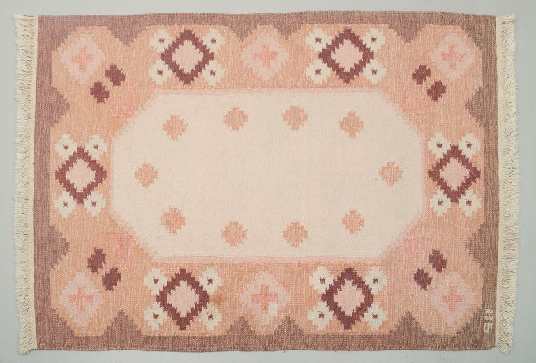 Swedish handwoven carpet in pure wool. Rölakan technique. Geometric pattern in white, brown, and light brown colors.