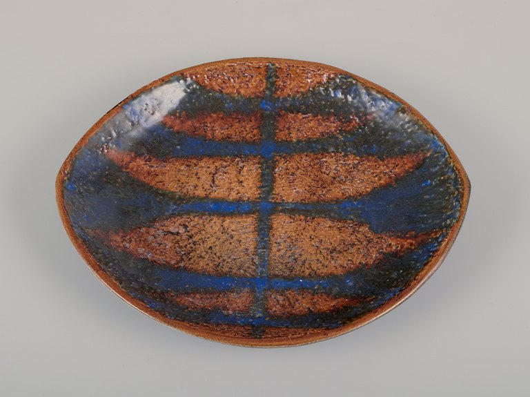 Mari Simmulson (1911-2000) for Upsala Ekeby, Sweden. Low ceramic bowl with glaze in blue and ochre tones.