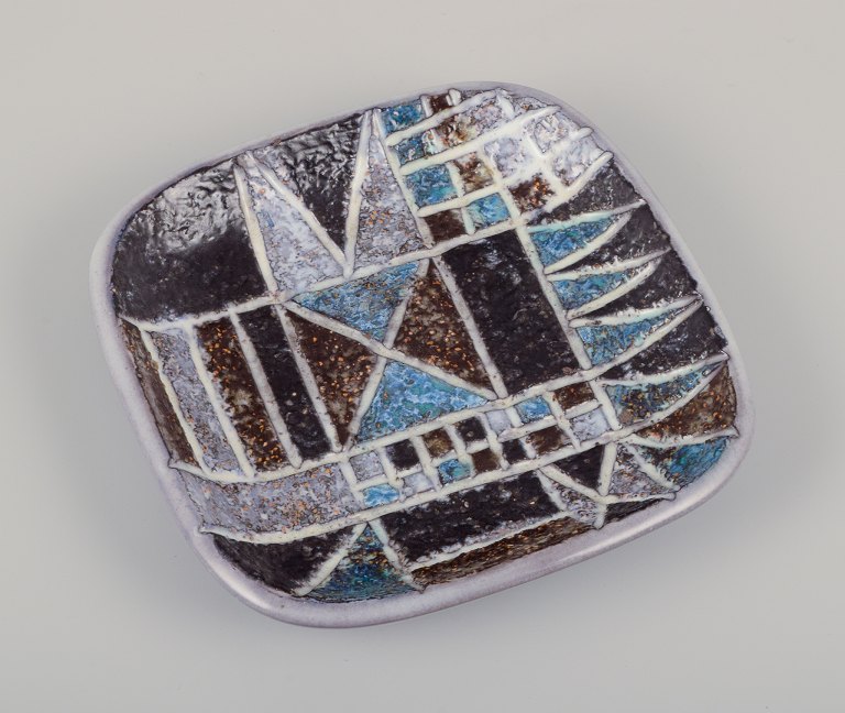 Ingrid Atterberg for Upsala Ekeby, Sweden. Ceramic "Tri" dish. Geometric pattern with polychrome glaze.