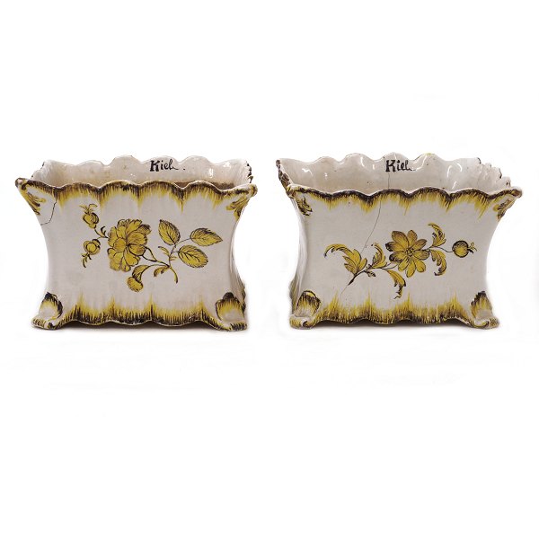 Pair of polychrome decorated 18th century faience cachepots signed Kiel, Northgermany. H: 11cm. Top: 16x17cm