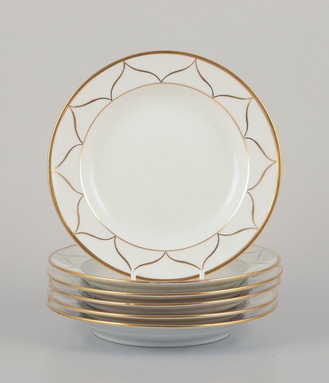 Meissen, Tyskland. Et sæt på seks tallerkner. Hvidt porcelæn med gulddekoration. Art Deco.
