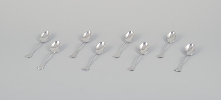 Horsens Sølv. Et sæt på otte kaffeskeer i tretårnet sølv.