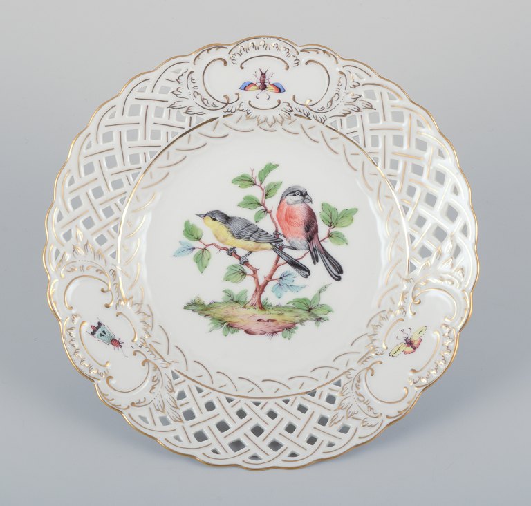 Meissen, Tyskland.  Gennembrudt porcelænstallerken. Håndmalet med fuglemotiv og insekter, guldkant.