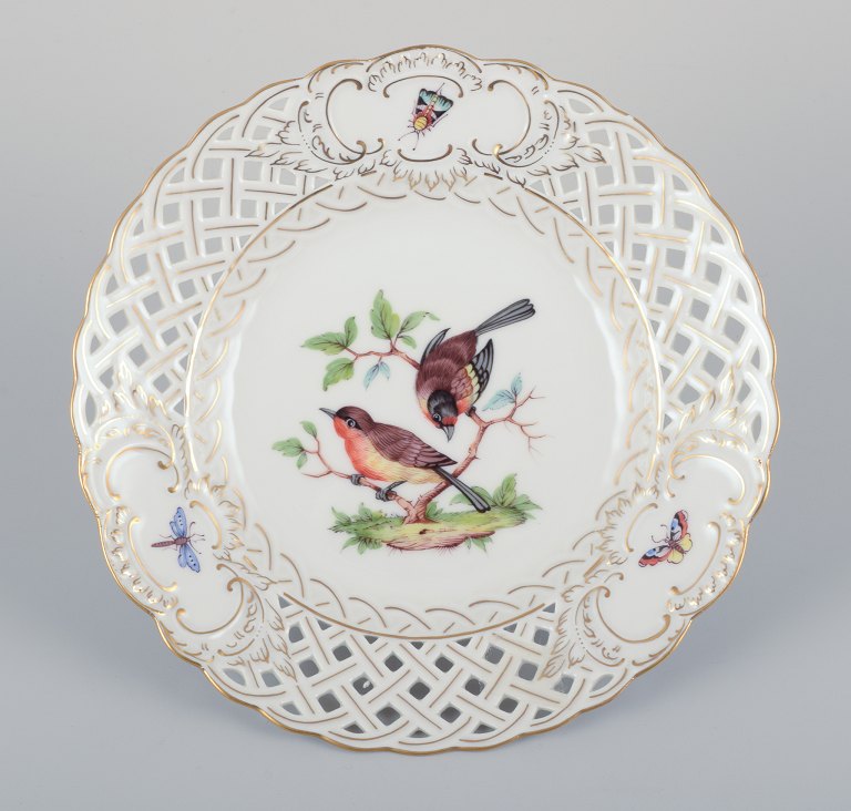 Meissen, Tyskland.  Gennembrudt porcelænstallerken. Håndmalet med fuglemotiv og insekter, guldkant.