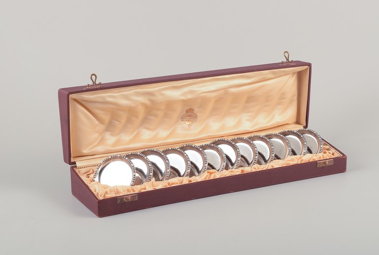 Hallberg, Stockholm, kongelig svensk hofleverandør. Et sæt på tolv glasbakker i 830 sølv. Art Deco.