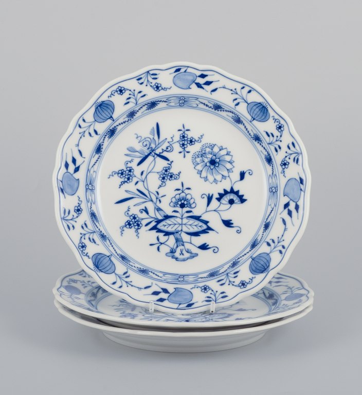 Meissen, three Blue Onion-patterned plates.Hand-decorated with flowers.