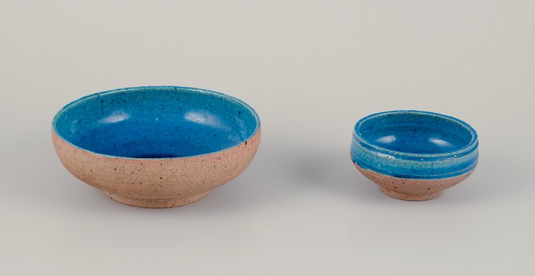 Nils Kähler (1906-1979) for Kähler. Two ceramic bowls. Unglazed and turquoise glaze. Hand-glazed.
