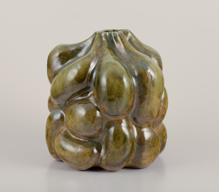 Christina Muff, Dansk samtidskunstner, født 1971.
Stor unika Skulpturel vase i stentøjsler med flaskehals.