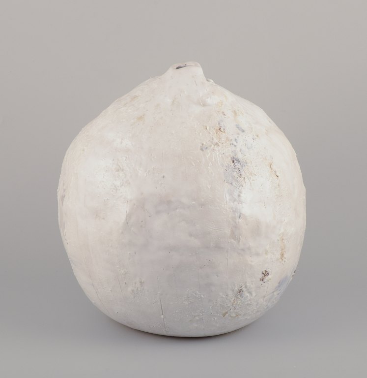 Christina Muff, Dansk samtidskunstner, født 1971.
Stor unika skulpturel vase formet organisk i hvidt stentøjsler.