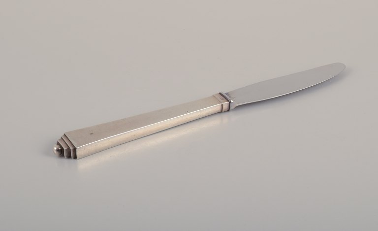 Georg Jensen Pyramide.Langskaftet middagskniv i sterlingsølv med blad i rustfrit stål.