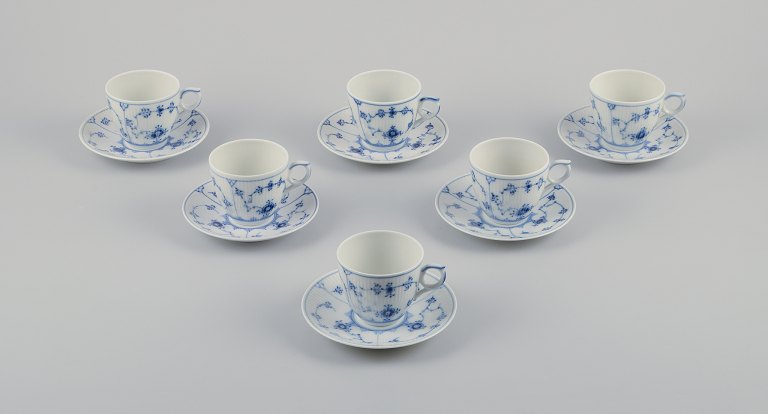 Royal Copenhagen Musselmalet Riflet.Seks kaffekopper med tilhørende underkopper.