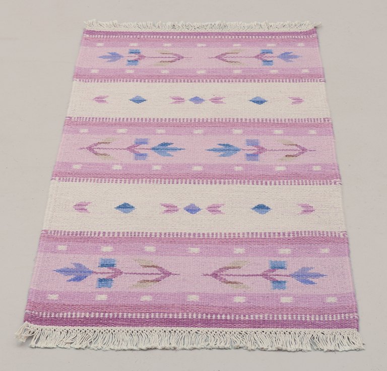 Svensk tekstildesigner.Håndvævet tæppe i ren uld. Rölakan-teknik.