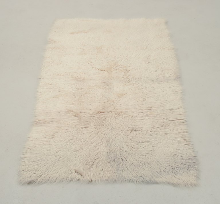 Skandinavisk tekstildesigner.
Ryatæppe i ren uld.