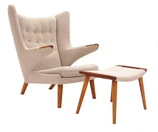 Hans J. Wegner "Papa Bear"-Stuhl mit Fussbank. Beide aus Teak und Eiche. AP19 und AP29. Gut erhalten. Kleine Gebrauchsspuren