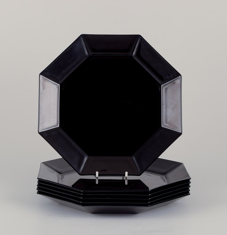 Arcoroc, Frankrig.A set of six octagonal dinner plates in black glass.