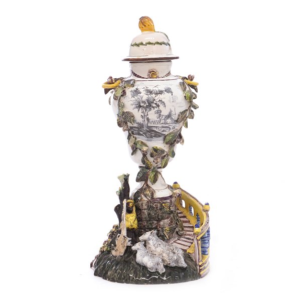 Signeret polykromdekoreret terrassevase med to får. Stralsund dateret 7/12 1768. H: 28cm