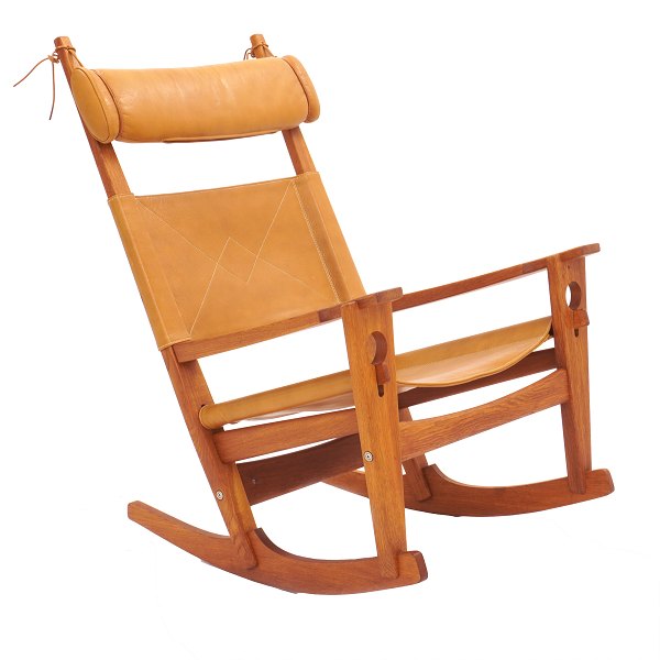 Hans J. Wegner Keyhole rocking chair. Oak and leather with patina. Designed 1967. H: 102cm