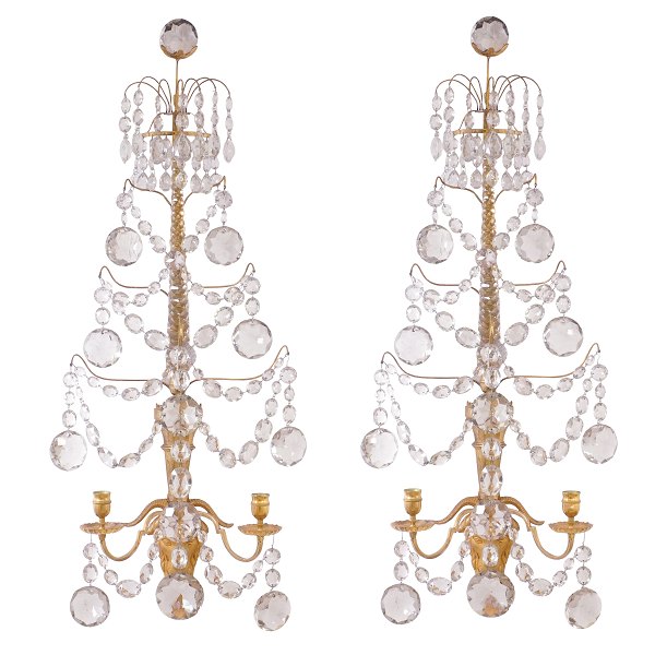 Et par Gustavianske prismelampetter i ekstraordinær flot kvalitet. Sverige ca. 
år 1780. H: 87cm. B: 38cm