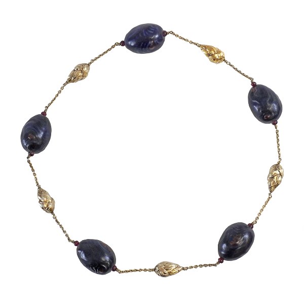 Arje Griegst & A. Michelsen sjældent halssmykke i forgyldt sterlingsølv og keramik. Olivenformede led i keramik af Arje Griegst. Alle signerede. Forgyldte klaseformede led stemplet A. Michelsen og Royal Copenhagen. L: 65cm