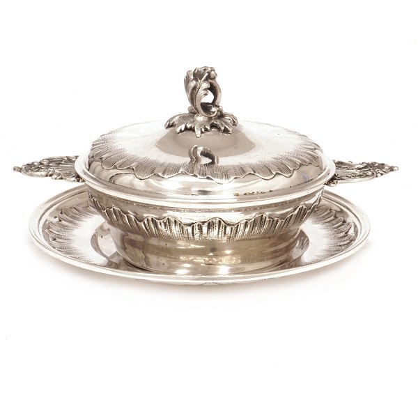 Small silver sugar tureen by A. Michelsen, Copenhagen, dated 1893. H: 10cm. W: 
552,1gr