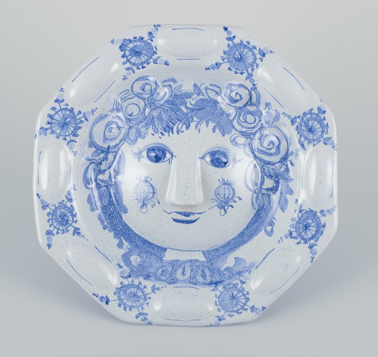 Bjørn Wiinblad. Unique dish in stoneware.