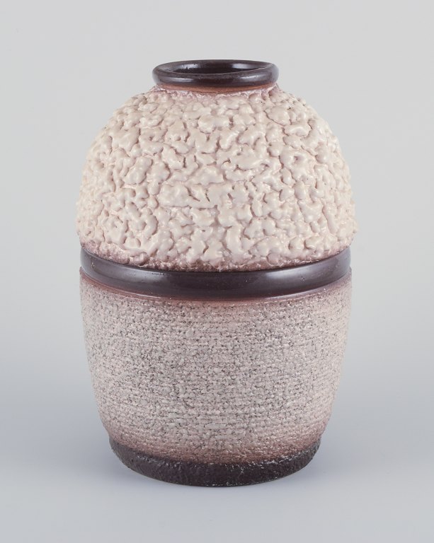 Fransk keramiker.
Keramikvase. Lava glasur i lyse og brune nuancer.