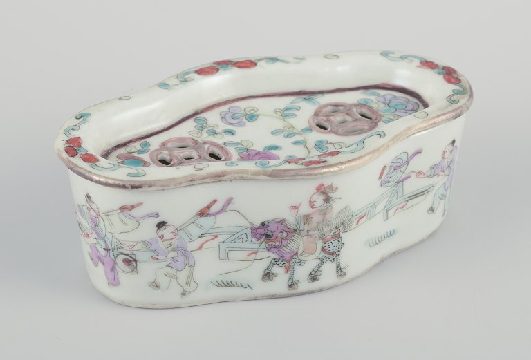 Tao Kuang (1821-1850), Kina.Antikt røgelseskar i porcelæn.